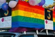 【画像】LGBT活動家の車、レインボーフラッグの下に透けて見える「憲法改◯反対」の文字ｗｗｗｗｗ