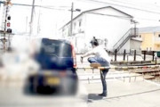 踏切内でフリーズして遮断器に閉じ込められてしまう高齢者ドライバー(´･_･`)
