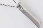 『FF7 リメイク』のバスターソードがネックレスになって本日より発売！