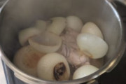 リュウジの鶏肉と玉ねぎの塩だけスープ作ってるんやが