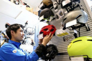 【悲報】自転車ヘルメット、普及しそうにない。「持ち運びどうするの？」「高くて買えない」