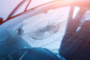 飛び石で車のフロントガラスにヒビが入ったわけだがお前ら保険使う？