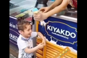 【動画】トルコアイス屋さん、アイスを欲しがる純粋な子供に対しとんでもない行動に出てガチギレさせてしまう…