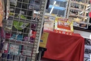 【悲報】　コンビニで商品を見ていただけのおじさん、晒される・・・