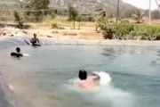 【動画】泳げないのに池に飛び込んだ男性が溺れてしまう事故を姉が撮影。