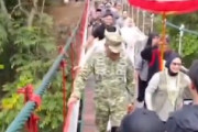 【動画】インドネシアで新しい吊り橋が開通式典中に崩壊してしまう。
