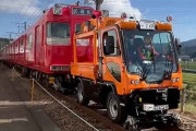 電車を引っ張る軽トラ、かっこよすぎるwwwwww