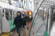 【動画】京王線車内で刃物振り回し放火　6人ケガか　男1人を確保