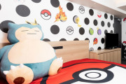 巨大なカビゴンぬいぐるみ＆壁一面のポケモンたち！東京・京都に作品の世界観を楽しめる「ポケモンルーム」が登場