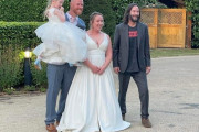【聖人】　キアヌ・リーヴスさん、たまたまバーで知り合ったファンの結婚式に参加する  新郎「誘ったら来た」