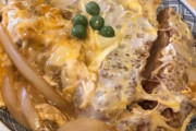 料理人「カツ丼に緑欲しいなぁ～…せや！！！」