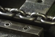 工場マシン見学。鉄の輪っかが繋がったあの鎖はこうして作られている。
