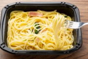 【料理】夫が手料理嫌いで私の手料理を食べず、自分で冷凍餃子やレンチンパスタを作って食べます…