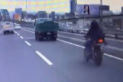 【動画】イキってスピード出してたバイク乗り、ズッコケて死にかける