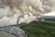 山火事に挑む空中消火機側からの映像がカッコイイ。