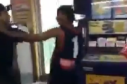 【動画】コンビニ店員を煽った黒人さん　ワインボトルで頭をぶん殴られる?