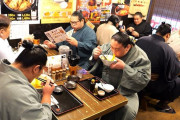 12人の力士が日本のラーメン屋で食べる様子に世界騒然！←「店員が楽しそう」（海外の反応）