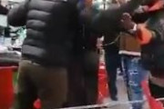 【悲報】フランス人、スーパーで争う