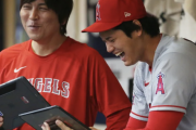 大谷翔平、ベンチでひとり...笑顔なくタブレット操作