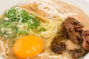 ラーメンに生卵落とすの