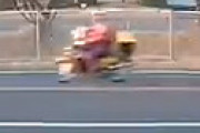 【動画】 車と激しく衝突、バイクがバラバラになる衝撃事故　バイクの運転ひどいと騒然