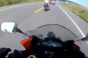 200km/h近くで走行中に停止車両に遭遇したライダーたちの車載映像。