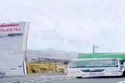 【動画】日産追浜工場に入るトラックに突っ込んだバイクが爆発する事故。