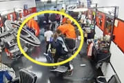 【動画】店舗を貫通する勢いのダイナミック入店がひどい。