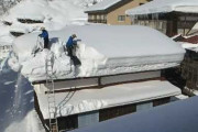 日本の豪雪地帯での雪下ろしの動画が海外で話題に（海外の反応）
