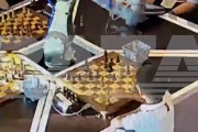 【悲報】ロボットさん、チェス対戦相手の少年(7歳)の指をへし折ってしまう…