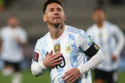 「なんて美しい」「GKにしか見えない」FWメッシの新ユニフォーム姿に賛否両論! アルゼンチン代表のアウェイユニに、現地ファンがさまざまな意見