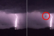 嵐雲の中から落雷とともに落ちてきた黒い物体の正体は？（アメリカ）