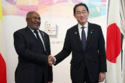 【G7サミット】コモロ大統領が岸田首相と笑顔で握手「中国は・・・、日本はアフリカの兄弟だ！」　言い間違えてしまうｗｗｗｗｗｗ