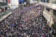 香港で幹線道路を埋め尽くす大規模デモ 「昨日のウィグル・チベット、今日香港、明日台湾」