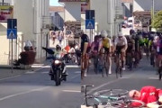 【動画】自転車ロードレースのコースに自転車で紛れ込んでしまったおじさん(´･_･`)