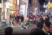 【悲報】渋谷ハロウィン、イキりバイクが「無茶なウィリー」をかましてタクシーに突っ込んでしまうｗｗｗｗｗ