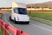 【動画】テスラがEVセミトレーラーのテスト走行の様子を公開。