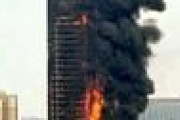 中国の高層ビルで大規模火災か　建物全体を覆う黒煙が立ち上る