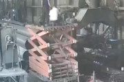 【動画】2人を乗せていたリフトが天井付近で崩壊してしまう事故。