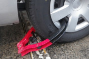 【悲報】違法駐車にタイヤロック→女さん激怒「車が壊れた！修理代を払え！訴えてやる！」→管理人50万円請求される