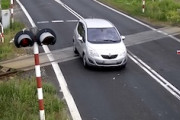 【動画】遮断器が降りた踏切に突っ込んだ車、線路の真上でエンストしてしまう(@_@;)