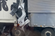 【悲報】トラックにトラックが追突した結果がヤバい