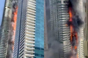 【動画】縦に勢いよく燃え広がるドバイの高層ビル火災がヤバい。
