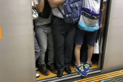 【衝撃】満員電車でかたくなに「中ほどまで進まないマン」、その正体が◯◯◯◯だと最新の研究で判明ｗｗｗｗｗ