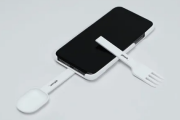 スプーンとフォークを内蔵したスマホケース登場！有料化はこれで乗り切れ！