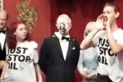 環境団体さん、今度は英チャールズ新国王の蝋人形にケーキを塗りたくる