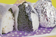 日本人「おにぎりをアルミホイルで巻かなきゃ…🍙👁👁👁👁👁👁」