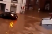 街中を車が流れていく。ヨーロッパでの記録的な大雨により洪水が起こったベルギーの様子。海外の反応