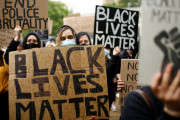 『BLM(ブラック・ライブズ・マター)』デモの契機になった白人の元警察官、収監中に他の収容者に刺される・・・