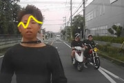 【動画】神奈川で後ろを向いて走っていたバイクに当て逃げされるドラレコ。